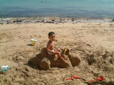 MI NI&Ntilde;O Y LAS MOTOS QUE LE HACE SU PADRE EN LA PLAYA